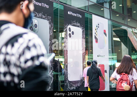 Bangkok, Thailand - 26. Oktober 2019: Apple iPhone 11 und iPhone 11 Pro Werbung war auf der Fassade des Gebäudes am Siam Platz installiert. Stockfoto