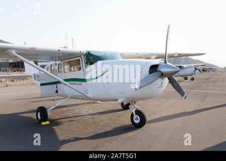 PERU, NAZCA - ca. OKTOBER 2019: Kleines Flugzeug bringt 6 Touristen an Bord. Flug über Nazca Lines. Stockfoto