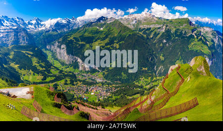 Mountain Range Breithorn der Walliser Alpen und das Lauterbrunnental in den Schweizer Alpen, Schweiz vom Klein Matterhorn, Schweiz gesehen. Stockfoto