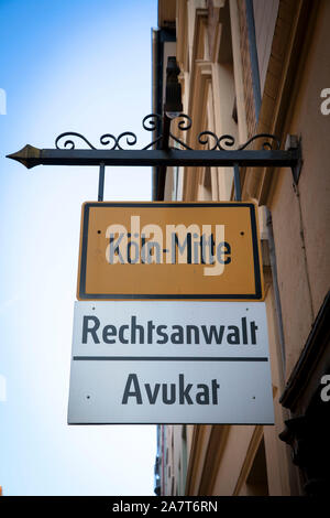 Zeichen für einen Anwalt in der Straße Gereonswall, Köln, Deutschland. Schild eines Rechtsanwalts am Gereonswall, Koeln, Deutschland. Stockfoto