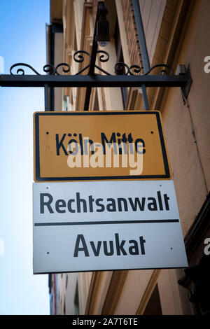 Zeichen für einen Anwalt in der Straße Gereonswall, Köln, Deutschland. Schild eines Rechtsanwalts am Gereonswall, Koeln, Deutschland. Stockfoto