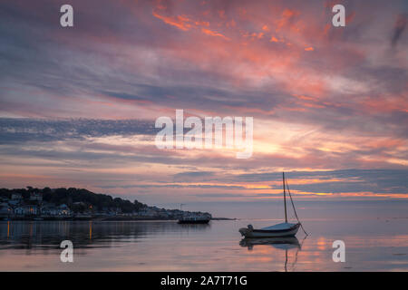 Ein Boot in ruhigen Meer an Instow, North Devon, an einem ruhigen Abend Stockfoto