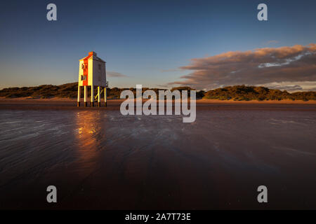 Atemberaubende Aussicht auf die hölzerne Leuchtturm am Burnham am Meer in Somerset in der Nähe von Sunset. Der Leuchtturm ist in goldenes Licht getaucht. Stockfoto