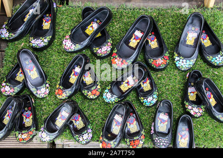 BUSAN, SÜDKOREA - 17. OKTOBER 2019: Traditionelle koreanische Blume Schuhe, berühmten lucky Souvenir in Busan, Südkorea. Stockfoto