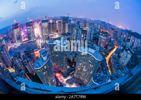 Blick auf die Wolkenkratzer über den Fluss in der Nacht in Chongqing, China, 19. August 2019. Stockfoto