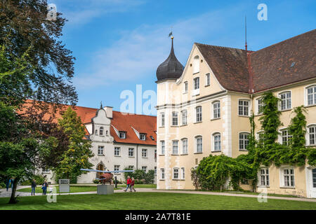 Innenhof des ehemaligen Benediktinerkloster schloss Isny, Isny im Allgäu, Baden-Württemberg, Deutschland | Innenhof des ehemaligen Klosters Isny Ca Stockfoto