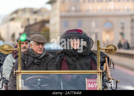 1904 De Dion Bouton Oldtimer durch Westminster zu Beginn der London gefahren nach Brighton Veteran Car Run im November 2019. Zeitraum Kleid Stockfoto
