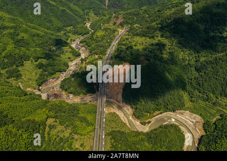 Luftaufnahme der Erdrutsch, der von Taifun Taifun Lekima, die 9. des Jahres, in Yongjia County, Wenzhou, China Zhejiang provinz verursacht Stockfoto