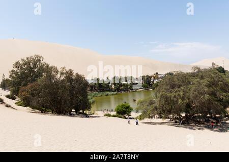 Sandboarding und Buggy in den Dünen von Peru Stockfoto