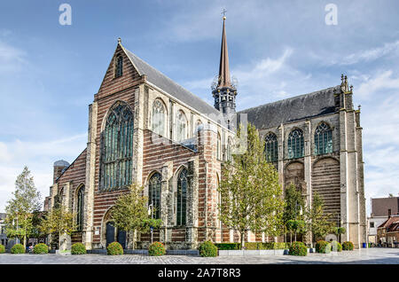 Goes, Niederlande, 9. Oktober, 2019: Blick von Südwesten auf das 14. Jahrhundert Grote Kerk, oder die Kirche der Maria Magdalena Stockfoto