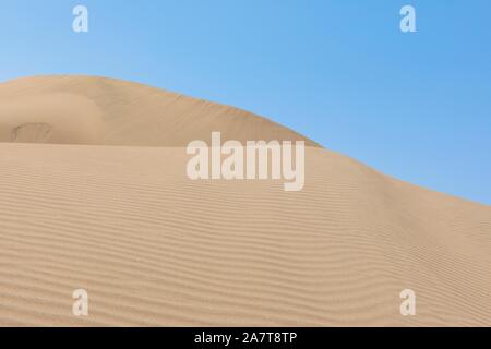 Sandboarding und Buggy in den Dünen von Peru Stockfoto