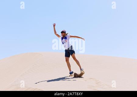 Sandboarding und Buggy in den Dünen von Peru Stockfoto