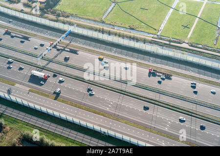 Luftbild der neuen Autobahn A1 in der Nähe von Amsterdam mit neuen Ausfahrt Harlingen Stockfoto