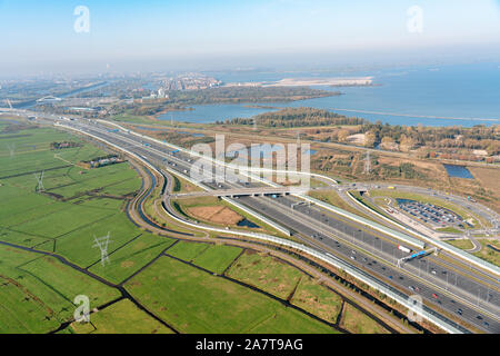 Luftbild der neuen Autobahn A1 in der Nähe von Amsterdam mit neuen Ausfahrt Harlingen Stockfoto