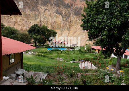 Der Colca Canyon ist eine Schlucht des Colca River im Süden Perus und liegt etwa 160 Kilometer (99 Meilen) nordwestlich von Arequipa. Stockfoto