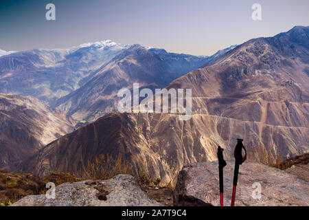 Der Colca Canyon ist eine Schlucht des Colca River im Süden Perus und liegt etwa 160 Kilometer (99 Meilen) nordwestlich von Arequipa. Stockfoto
