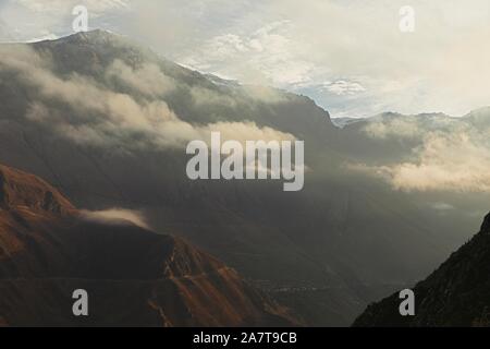Der Colca Canyon ist eine Schlucht des Colca River im Süden Perus und liegt etwa 160 Kilometer (99 Meilen) nordwestlich von Arequipa. Stockfoto