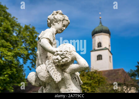 Statue im Innenhof des ehemaligen Benediktinerkloster schloss Isny, Isny im Allgäu, Baden-Württemberg, Deutschland | Statue am Hof des Stockfoto