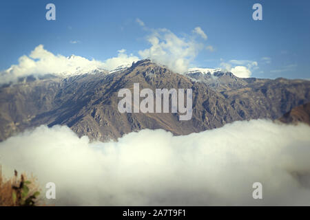 Der Colca Canyon ist eine Schlucht des Colca River im Süden Perus und liegt etwa 160 Kilometer (99 Meilen) nordwestlich von Arequipa. Stockfoto