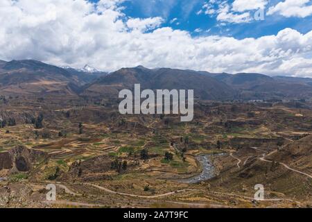 Der Colca Canyon ist eine Schlucht des Colca River im Süden Perus und liegt etwa 160 Kilometer (99 Meilen) nordwestlich von Arequipa. Stockfoto