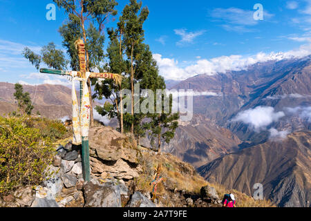 Der Colca Canyon ist eine Schlucht des Colca River im Süden Perus und liegt etwa 160 Kilometer (99 Meilen) nordwestlich von Arequipa. Stockfoto