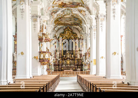 Innenraum der Pfarrkirche St. Georg und Jakobus, Isny im Allgäu, Baden-Württemberg, Deutschland | St. Georg und Jakobus Kirche Innenraum, Isny im Al Stockfoto