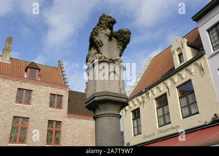 Löwenstatue in Huidenvettersplein in Brügge Stockfoto