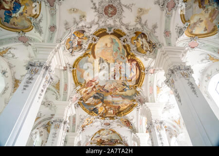 Fresko an der Decke der Pfarrkirche St. Georg und Jakobus, Isny im Allgäu, Baden-Württemberg, Deutschland | St. Georg und Jakobus Kirche fresco, ist Stockfoto