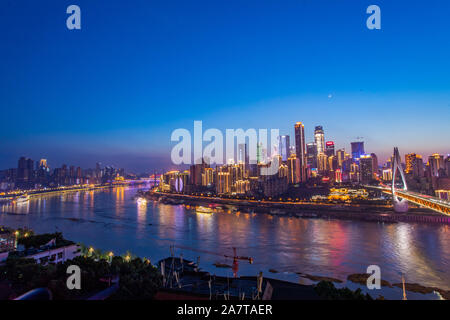 Blick auf die Wolkenkratzer über den Fluss in der Nacht in Chongqing, China, 19. August 2019. Stockfoto