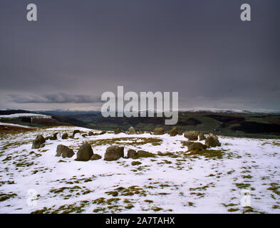 Ansicht W der Moel Ty-uchaf Bronzezeit cairn Kreis, Llandrillo, Denbighshire, Wales, UK: 41 zusammenhängende Steine bis zu 0,9 m hohe Form einer 12 m Durchmesser zu bändigen. Stockfoto