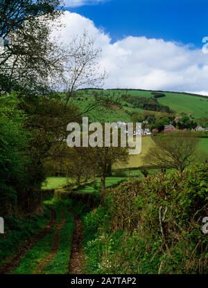 Ansicht W an der Landschaft von Alyn Llanferres Dorf im Tal unterhalb des Clwydian Hügel Hügel, SE der Moel Famau, Denbighshire, Wales, UK. Stockfoto