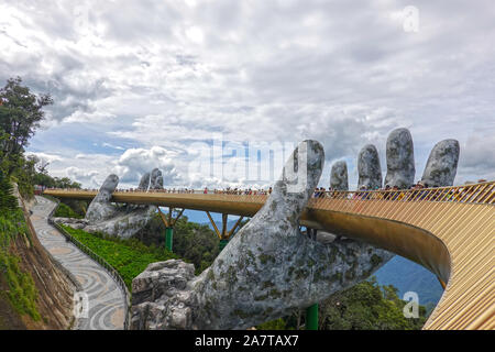 Touristen besuchen die Goldene Brücke von Hand gehalten, Statuen von Nebel und Wolken auf dem Bana Hügeln in Da Nang, Vietnam, 19. August 2019 umgeben. Bana H Stockfoto