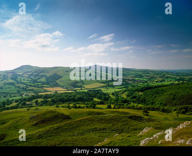 Ansicht: 5-15 von Gipfel von Bryn Alyn über Llanferres & Alyn tal Clwyd Wald & Moel Famau (Mitte) und Moel Eithinen (L), Denbighshire, Wales, Großbritannien Stockfoto