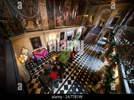 Ein Weihnachtsbäume installiert wird, wie, vierzehn Weihnachtsbäume, bis zu 24 ft in der Höhe, in der Nähe von Chatsworth House, Bakewell, Derbyshire ankommen, für die Einrichtung rund um das stattliche Haus vor der Weihnachtszeit Öffnung für die Öffentlichkeit am Samstag. Stockfoto