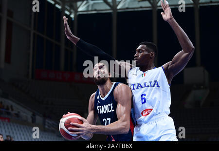 Rudy Gobert-Bourgarel, Links, einem Französischen professioneller Basketballspieler, ist etwa für ein Lay-up Während 2019 Internationale Basketball Championship zu springen Stockfoto