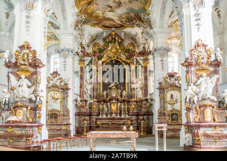 Innenraum der Pfarrkirche St. Georg und Jakobus, Isny im Allgäu, Baden-Württemberg, Deutschland | St. Georg und Jakobus Kirche Innenraum, Isny im Al Stockfoto