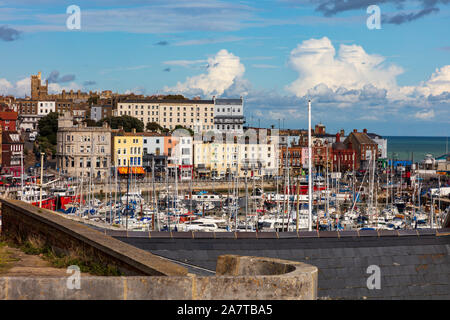 Blick vom westlichen Felsen in Ramsgate, Kent, zeigt die Royal Hafen mit seinem Jachthafen und attraktive waterfront Gebäude, Kent, Großbritannien Stockfoto