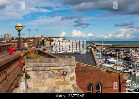 Blick vom westlichen Felsen in Ramsgate, Kent, zeigt die Royal Hafen mit seinem Jachthafen und attraktive waterfront Gebäude, Kent, Großbritannien Stockfoto