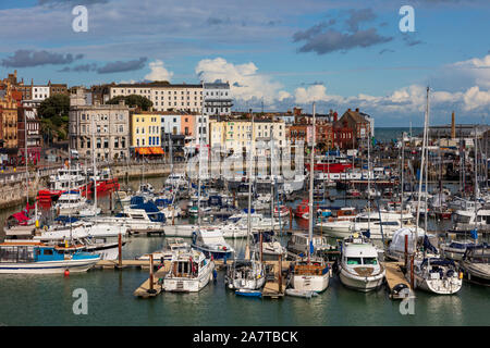 Blick vom westlichen Felsen in Ramsgate, Kent, zeigt die Royal Hafen mit seinem Jachthafen und attraktive waterfront Gebäude, Kent, Großbritannien Stockfoto