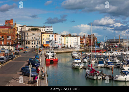 Blick vom westlichen Felsen in Ramsgate, Kent, zeigt die Royal Hafen mit seinem Jachthafen und attraktive waterfront Gebäude, Kent, Großbritannien Stockfoto