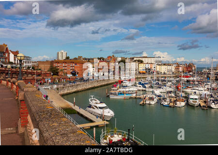 Blick vom westlichen Felsen in Ramsgate, Kent, zeigt die Royal Hafen mit seinem Jachthafen und attraktive waterfront Gebäude, Kent, Großbritannien Stockfoto