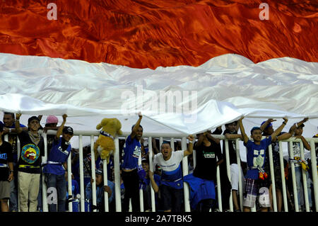 Der Geist der Indonesischen Anhänger bietet Motivation für seine Lieblingsmannschaft Stockfoto