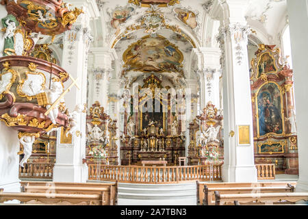 Innenraum der Pfarrkirche St. Georg und Jakobus, Isny im Allgäu, Baden-Württemberg, Deutschland | St. Georg und Jakobus Kirche Innenraum, Isny im Al Stockfoto