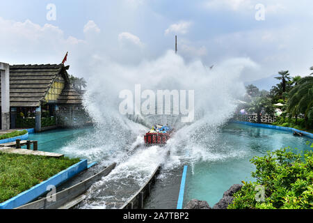 Eine rollar Coaster mit Passagieren ist ''surfen'' in Guilin Merryland Thema Teil in der Stadt Guilin, South China Guangxi Zhuang autonomen Region, 25 Augu Stockfoto