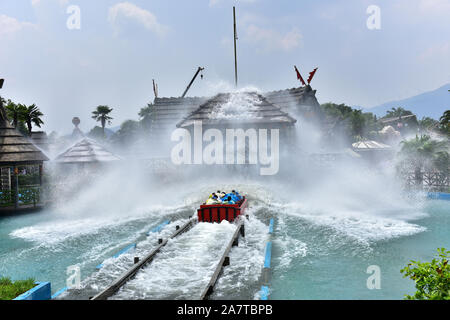 Eine rollar Coaster mit Passagieren ist ''surfen'' in Guilin Merryland Thema Teil in der Stadt Guilin, South China Guangxi Zhuang autonomen Region, 25 Augu Stockfoto