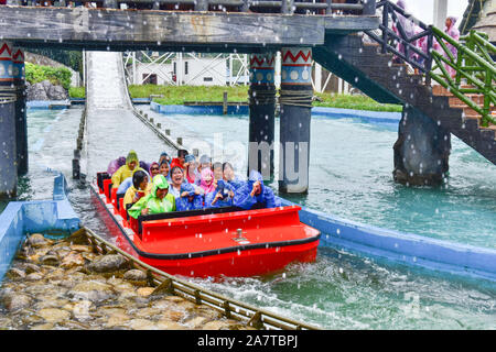 Eine rollar Coaster mit Passagieren ist ''surfen'' in Guilin Merryland Thema Teil in der Stadt Guilin, South China Guangxi Zhuang autonomen Region, 25 Augu Stockfoto