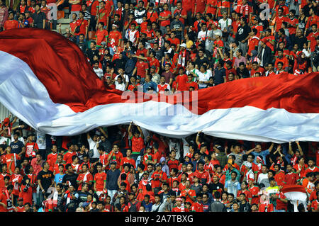 Der Geist der Indonesischen Anhänger bietet Motivation für seine Lieblingsmannschaft Stockfoto