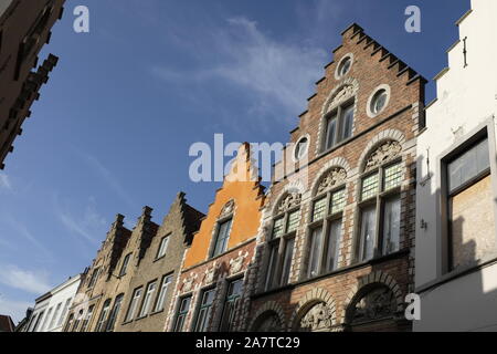 Mittelalterliche Gebäude in einer der wichtigsten Straßen von Brügge, Belgien Stockfoto