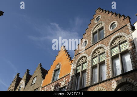 Mittelalterliche Gebäude in einer der wichtigsten Straßen von Brügge, Belgien Stockfoto