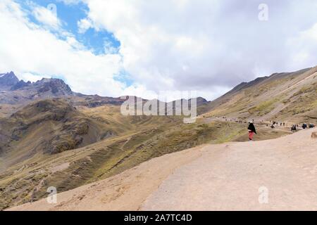 Atemberaubende Aussicht auf Vinicunca Palccoyo Rainbow Mountain (Alternative), mineralische bunte Streifen im Tal in den Anden, Cusco, Peru, Südamerika Stockfoto